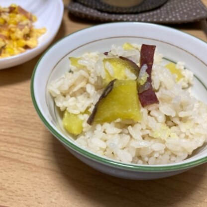 いつもより色鮮やかな、さつまいもご飯が出来ました。今までに、さつまいもご飯に醤油を入れた事が無かったので新鮮でした。美味しかったです。ありがとうございました♪